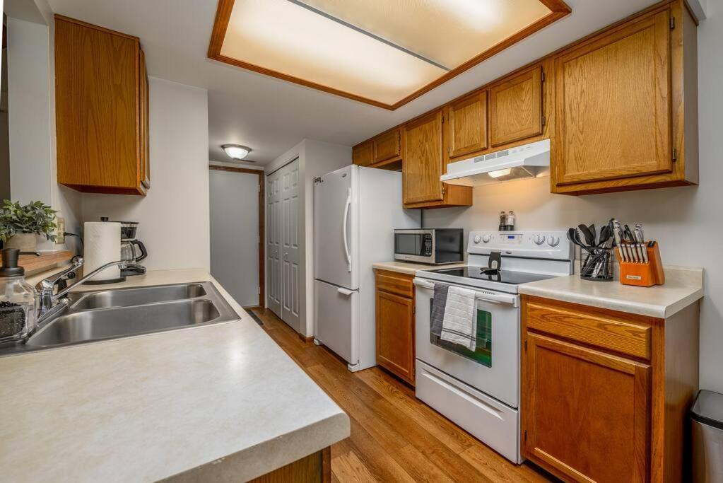 Family Friendly And Quite 2 Bedroom Condo Close To Fun Fort Wayne Kültér fotó