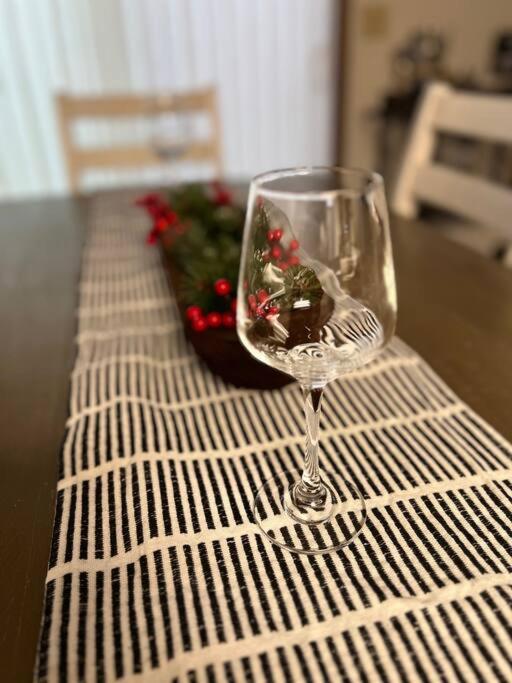 Family Friendly And Quite 2 Bedroom Condo Close To Fun Fort Wayne Kültér fotó