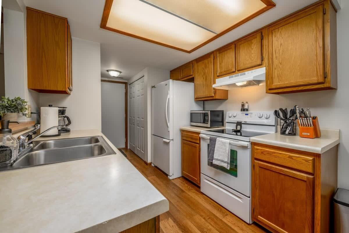 Family Friendly And Quite 2 Bedroom Condo Close To Fun Fort Wayne Kültér fotó