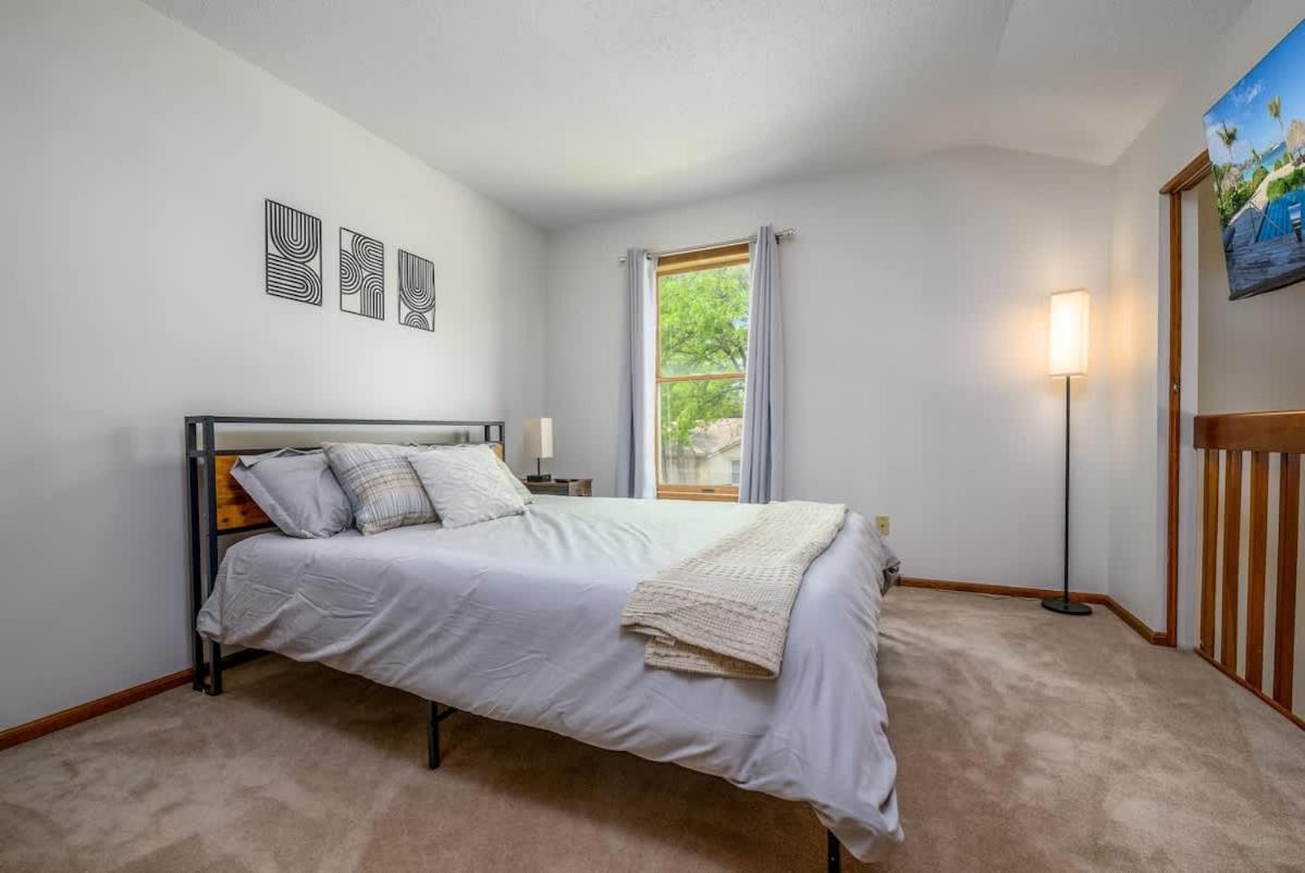 Family Friendly And Quite 2 Bedroom Condo Close To Fun Fort Wayne Kültér fotó